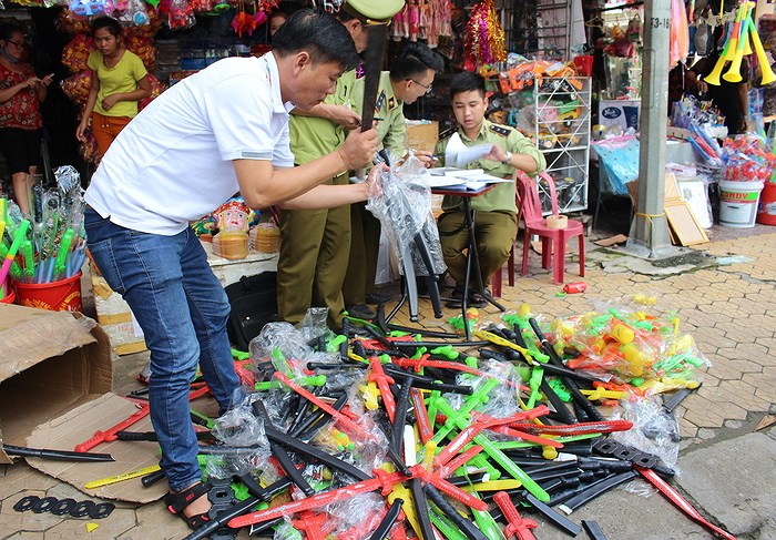 Lâm Đồng: Tịch thu, tiêu hủy hàng loạt đồ chơi trẻ em bạo lực