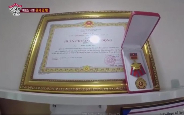 Bằng khen và Huân chương lao động do chính phủ Việt Nam trao được ông Park Hang Seo đặt trang trọng ở một góc cao tại phòng khách.