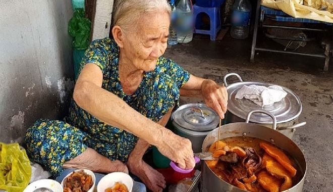 Mê mẩn tô phá lấu 20k ngon 'bá cháy' của bà ngoại 82 tuổi ở Sài Gòn