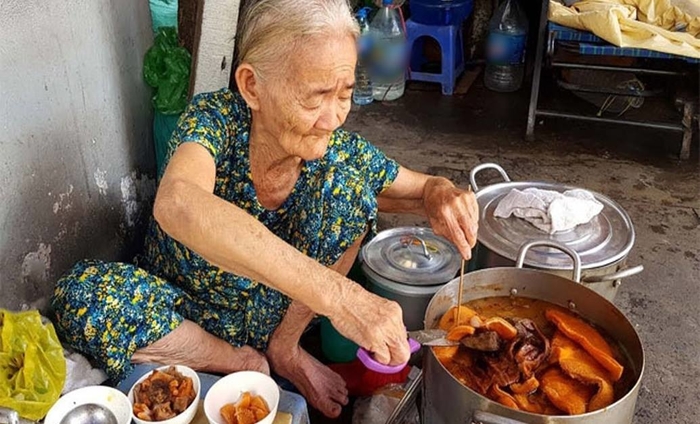Mê mẩn tô phá lấu 20k ngon bá cháy của bà ngoại 82 tuổi ở Sài Gòn