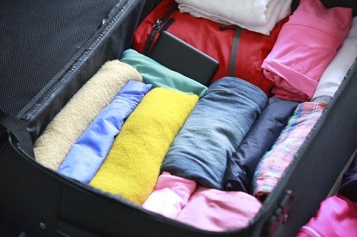 Mẹo sắp xếp quần áo siêu gọn, chứa cả thế giới trong 1 cái vali