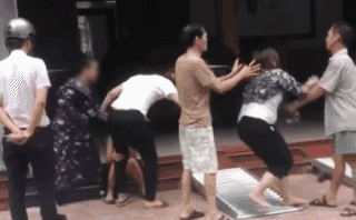 Nam Định: Mẹ chồng thẳng tay đánh cô bồ, mắng con trai 