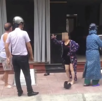 Nam Định: Mẹ chồng thẳng tay đánh cô bồ, mắng con trai 