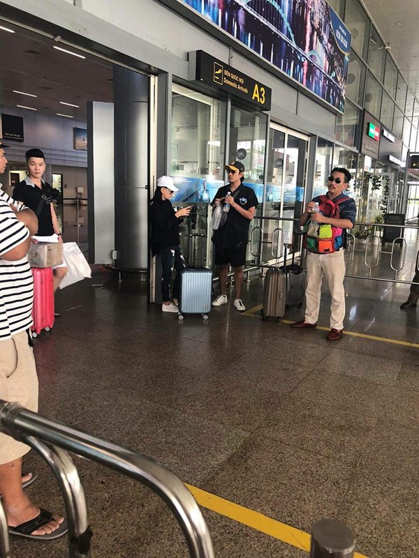  Kiều Minh Tuấn và Cát Phượng bị bắt gặp tại sân bay giữa lúc ồn ào. 