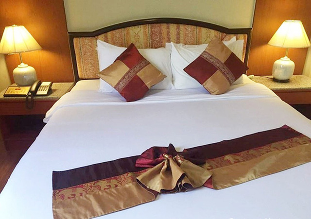 Sự thực 4 chiếc gối dư thừa, khăn trải ngang cuối giường khách sạn