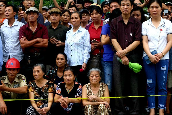 Người dân Hà Nội đau buồn trước sự ra đi đột ngột của Chủ tịch nước Trần Đại Quang. Ảnh: VnExpress