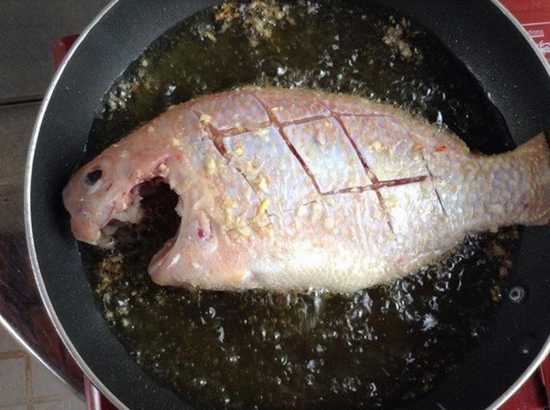 7 mẹo rán cá, đậu và mọi thức ăn không bắn dầu lại vàng giòn, không dính chảo