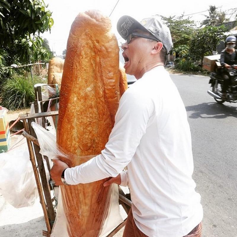 Bánh mỳ khổng lồ dài 1m ở An Giang lọt top món ăn kỳ lạ nhất thế giới