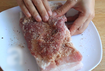 Cách làm thịt heo quay giòn da bằng chảo