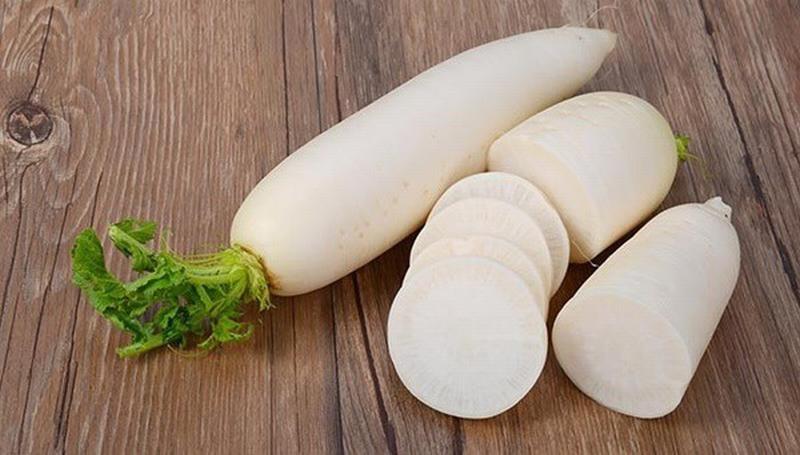  Củ cải trắng được coi là khắc tinh của những bệnh đường hô hấp, kích thích tiêu hóa nên cực tốt khi được dùng thường xuyên vào mùa đông. 