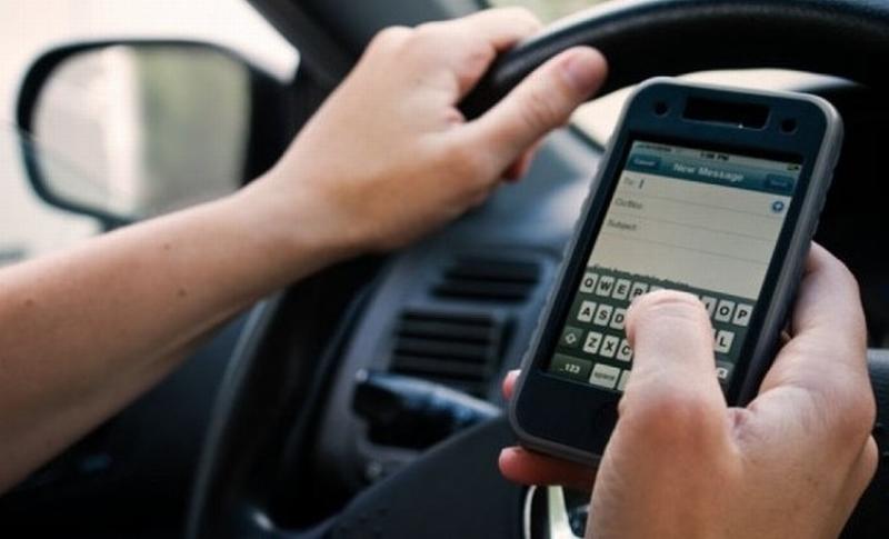 Chuyên gia tiết lộ gây sốc lý do vì sao bạn không nên sử dụng điện thoại khi đang đi xe ô tô