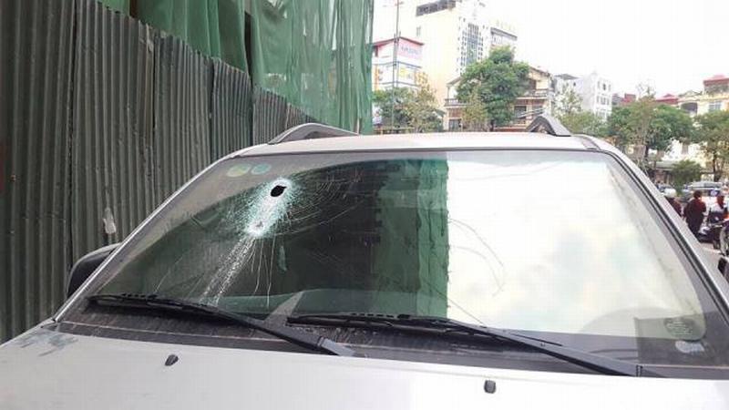 Hé lộ nguyên nhân ban đầu vụ thanh sắt rơi thủng kính xe Fortuner ở Hà Nội