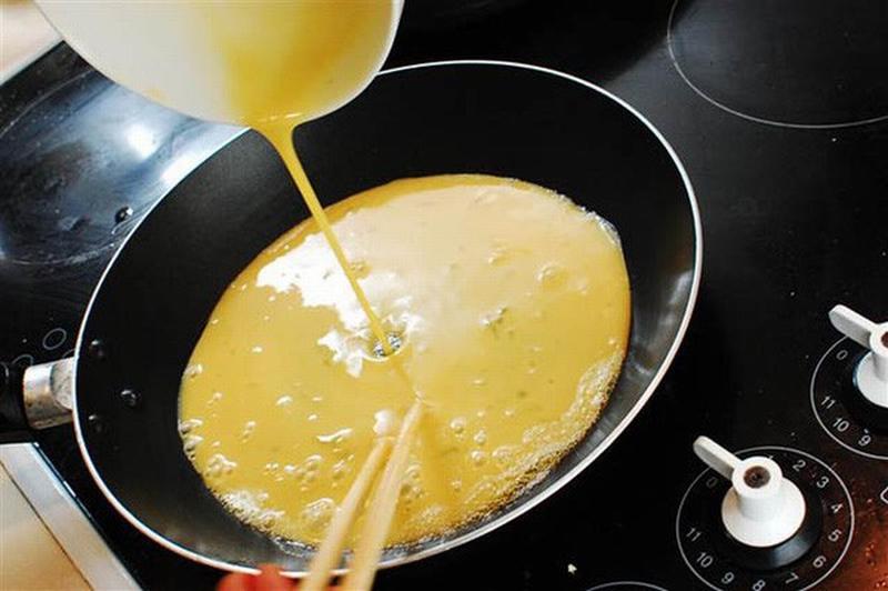 Khi rán cứ thêm 1 thìa này đảm bảo món trứng sẽ vàng ươm, thơm ngậy hơn nhiều