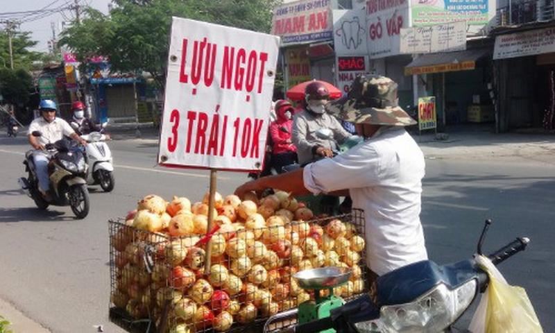 Lựu Trung Quốc '3 trái 10.000' bán đầy đường Sài Gòn