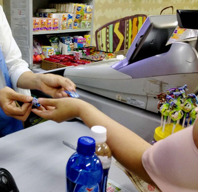 Mua sắm tại siêu thị được trả tiền thừa bằng... kẹo, bao giờ người Việt trọng tiền lẻ?
