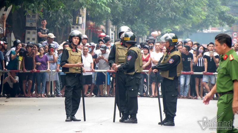 Nghệ An: Hàng chục cảnh sát đang vây bắt nghi phạm dùng súng, lựu đạn cố thủ trong nhà