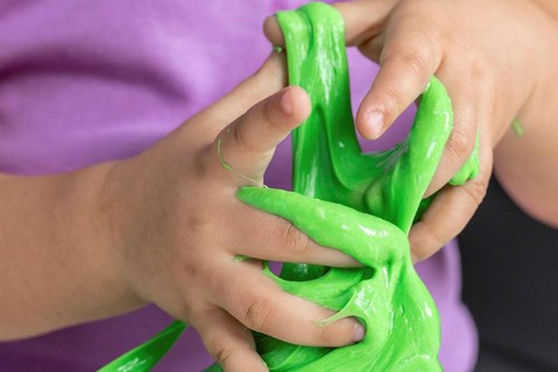 Nguy cơ nhiễm trùng da khi dùng 'đồ chơi ma quái' Slime