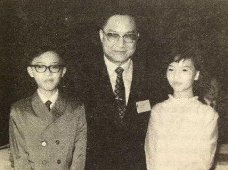  Nhà văn Kim Dung cùng con trai Tra Truyền Hiệp và con gái Tra Truyền Thi. 