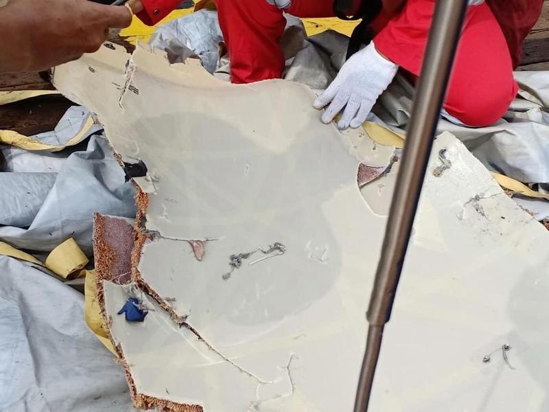 Sốc: Máy bay Indonesia lao xuống biển vì bị đánh bom?