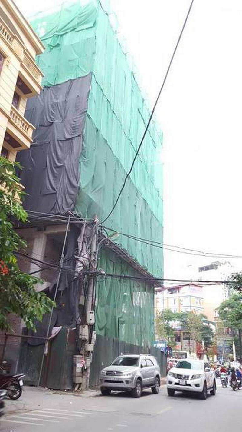 Thêm vụ thanh sắt rơi từ công trình ở Hà Nội xuyên thủng ô tô