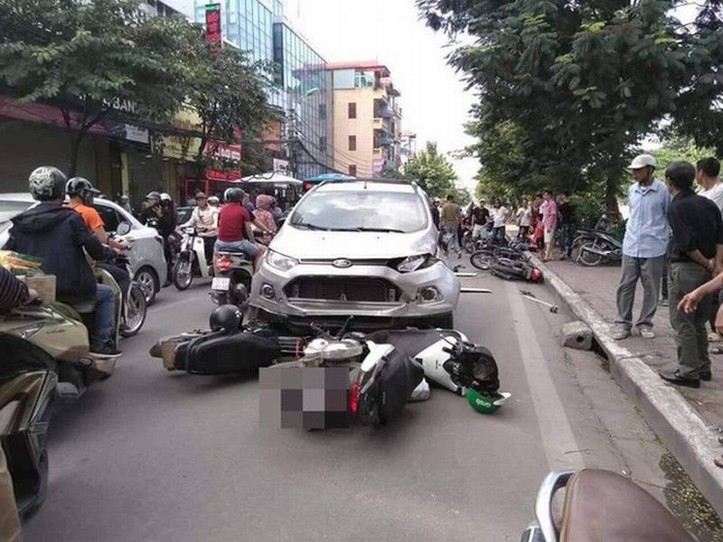 Vụ tai nạn liên hoàn ở Hà Nội khiến mạng xã hội sôi sục cuối giờ chiều chủ nhật