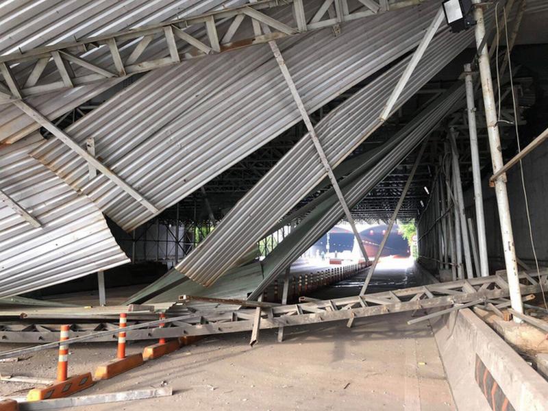 Xác định nguyên nhân vụ sập công trình trước cửa hầm Sài Gòn, giao thông ùn tắc kéo dài