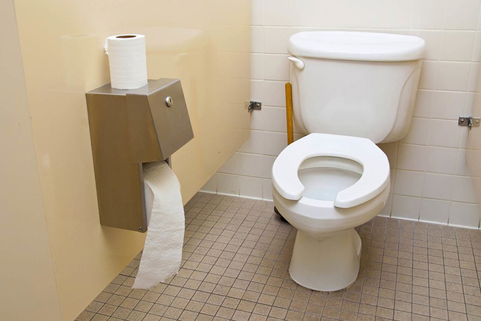 Bàn luận lí do bạn không nên đặt giấy vệ sinh lên ghế ngồi bồn cầu 