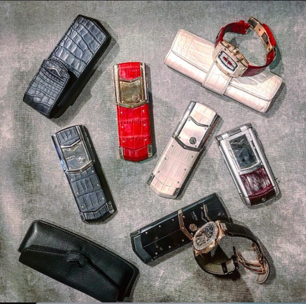 Bộ sưu tập đồng hồ và điện thoại hàng hiệu đắt đỏ của Á hậu Tú Anh.