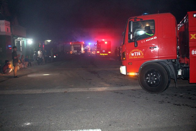  Lực lượng chữa cháy TP. Thủ Dầu Một đã điều 7 xe chữa cháy đến hiện trường để khống chế ngọn lửa. 