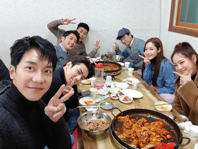 Ảnh selfie đắt giá nhất Kbiz: Lee Seung Gi, Sehun (EXO), Park Min Young và loạt sao quyền lực đều tụ họp vì sao? - Ảnh 1.