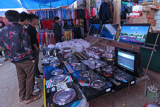  Ti vi, bếp ga được bày bán trong chợ. Chủ quầy hàng cho biết giá tivi chỉ từ vài trăm ngàn đồng đến trên dưới 2 triệu đồng. 