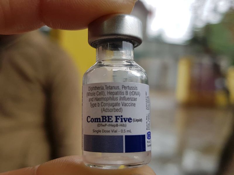 sau-tiem-vaccine-combe-five-theo-doi-be-ke-ca-trong-dem-ngu