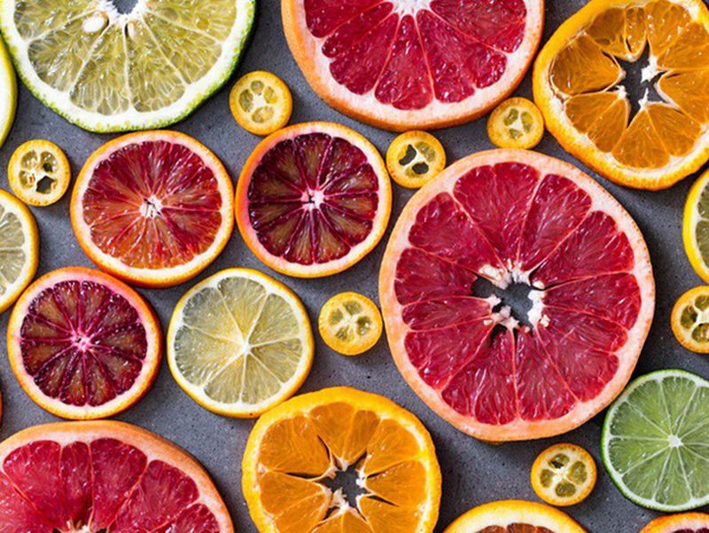  Những dưỡng chất như vitamin C, kali và axit folic trong những loại quả họ cam quýt có thể bảo vệ chúng ta khỏi bệnh mãn tính như ung thư và bệnh tim. 