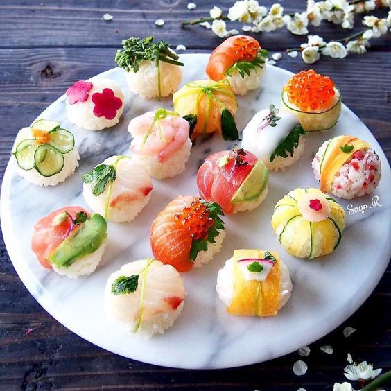 Mới nhìn qua có lẽ không ít người tưởng rằng đây là những chiếc bánh ngọt chứ không phải món sushi của người Nhật. Với cách tạo hình vuông và bánh donut, bạn sẽ cần đến sự trợ giúp của những chiếc khuôn bánh nhỏ để làm sushi theo cách này.