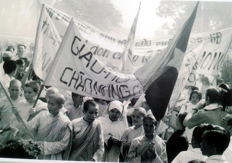 Đồng bào phật tử Sài gòn mang băng rôn, cờ khẩu hiệu đón chào các chiến sĩ giải phóng, ngày 30/4/1975.