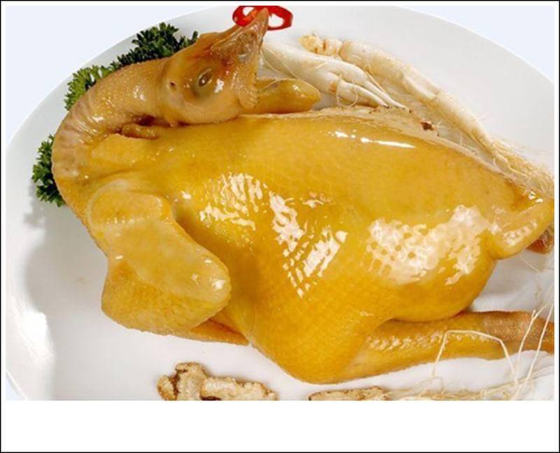 Luộc gà – món ăn tưởng chừng đơn giản nhưng để gà luộc được vàng, căng bóng thì đó là cả một “nghệ thuật” đấy nhé.