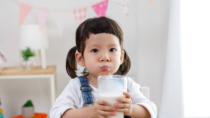 Bác sĩ dinh dưỡng giải đáp 5 truyền thuyết về bổ sung canxi và vitamin D cho trẻ - Ảnh 1.