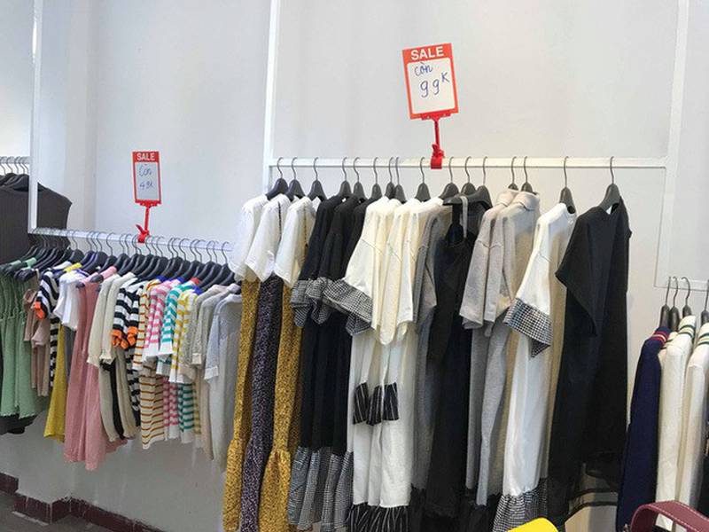 Sự thật về việc giảm giá lên đến 70% tại các cửa hàng thời trang - Ảnh 2.