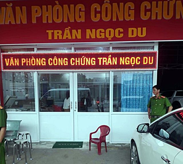 no-sung-truoc-van-phong-cong-chung-1-nguoi-bi-thuong