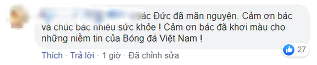 Hình ảnh bầu Đức lặng lẽ theo dõi trận chung kết U22 Việt Nam qua tivi cùng dòng trạng thái đặc biệt trên Facebook khiến ngàn người cảm động - Ảnh 3.
