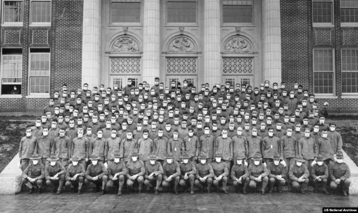Các thành viên của quân đoàn huấn luyện sinh viên quân sự thuộc quân đội Hoa Kỳ đeo “khẩu trang chống cúm” vào tháng 10.1918 ở đỉnh điểm của đại dịch chết người trong lịch sử hiện đại.