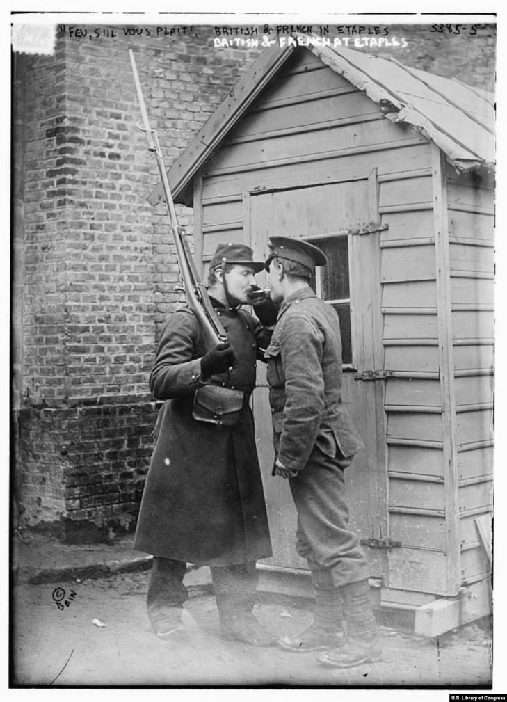 Những người lính Anh và Pháp châm thuốc lá tại Etaples ở miền bắc nước Pháp vào đầu Thế chiến thứ 1. Dù nguồn gốc của chủng cúm tàn phá thế giới từ năm 1918 đến năm 1920 vẫn còn nhiều tranh cãi, nhiều người tin rằng đại dịch bắt đầu ở doanh trại Pháp này.