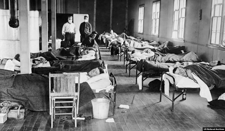 Những người đàn ông trong trại đào tạo sinh viên quân sự bị bệnh do vi rút ở bang Colorado, Mỹ năm 1918.