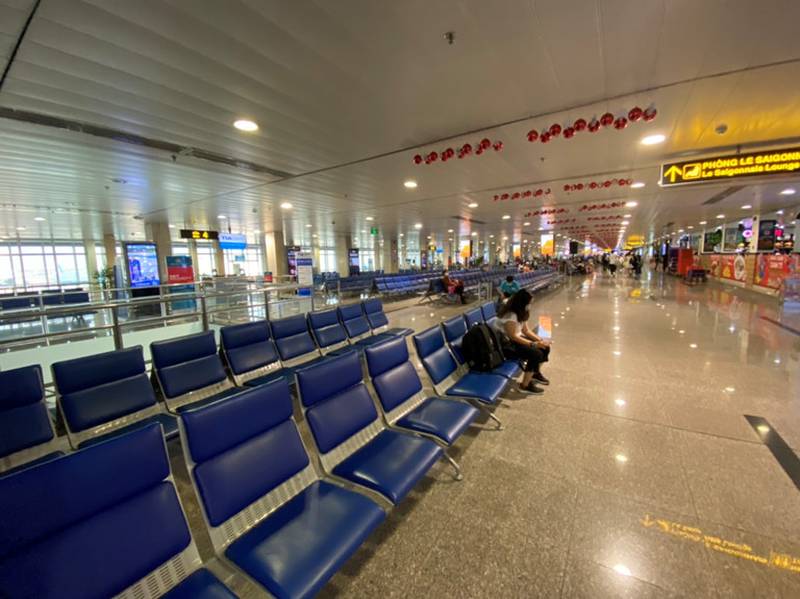 Không chỉ các hãng bay bị ảnh hưởng, nhiều cửa hàng miễn thuế tại sân bay ‘vắng tanh’