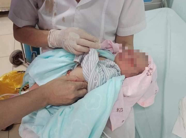 Thông tin mới nhất về tình hình sức khỏe bé sơ sinh bị bỏ rơi dưới hố ga ở Hà Nội sau 15 ngày nhập viện - Ảnh 2.