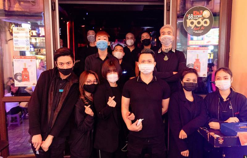 Chuyện chưa từng có ở Hà Nội: Tất cả khách vào bar, karaoke phải đeo khẩu trang trước khi vui chơi, giải trí - Ảnh 3.