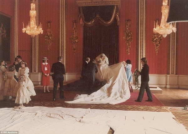 Bán đấu giá ảnh cưới chưa từng được công bố của Công nương Diana