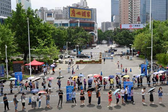 Người dân xếp hàng đợi tiêm vắc xin COVID-19 tại một địa điểm tiêm vắc xin ở thành phố Quảng Châu, tỉnh Quảng Đông, Trung Quốc hôm 29-5 - Ảnh: REUTERS