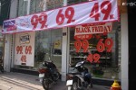 Nhiều cửa hàng thời trang ở Hà Nội đã chạy đà cho ngày mua sắm Black Friday bằng việc treo biển giảm giá mạnh tới 80% các sản phẩm