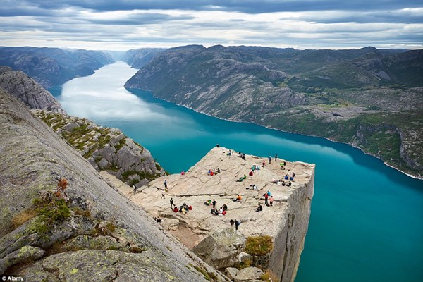 Pulpit Rock là một trong những điểm thu hút hàng chục ngàn du khách đến Na Uy mỗi năm.
